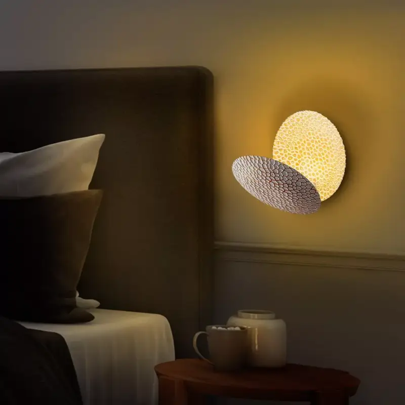 Rendeld meg most Elegáns fali lámpa fém házzal, fehér és arany kivitelben, 21 x 21 x 15 cm | SMD LED 5W 3000K | Stílusos világítás a modern lakberendezéshez, IP20 besorolású, tökéletes nappali és hálószoba hangulathoz