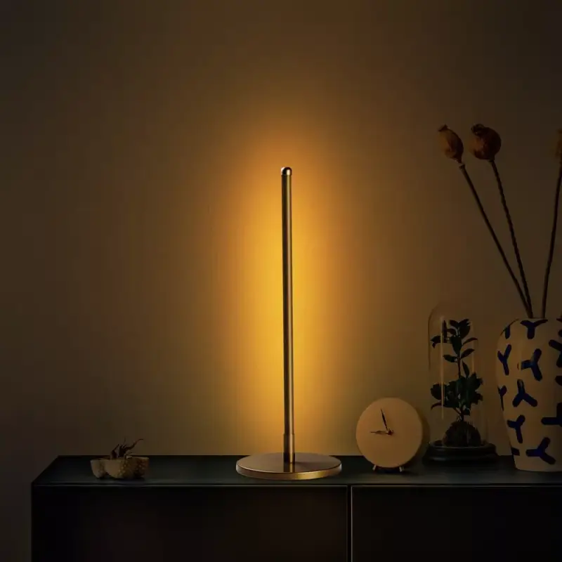 Elegáns arany asztali lámpa, fém ház, 51 cm magas, 18 cm alap átmérő | 12W-os LED-aljzat, 3000K meleg fény, 80 CRI | Tökéletes nappali, hálószoba vagy irodai dekorációhoz | Stílusos és funkcionális dizájn Újdonság