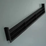 SZERELVÉNYEK - SZELLŐZŐRÁCS MŰANYAG 449 LÁBAZATELEMBE ÉPITHETÖ 390x65x18 mm FEKETE Expressz szállítás